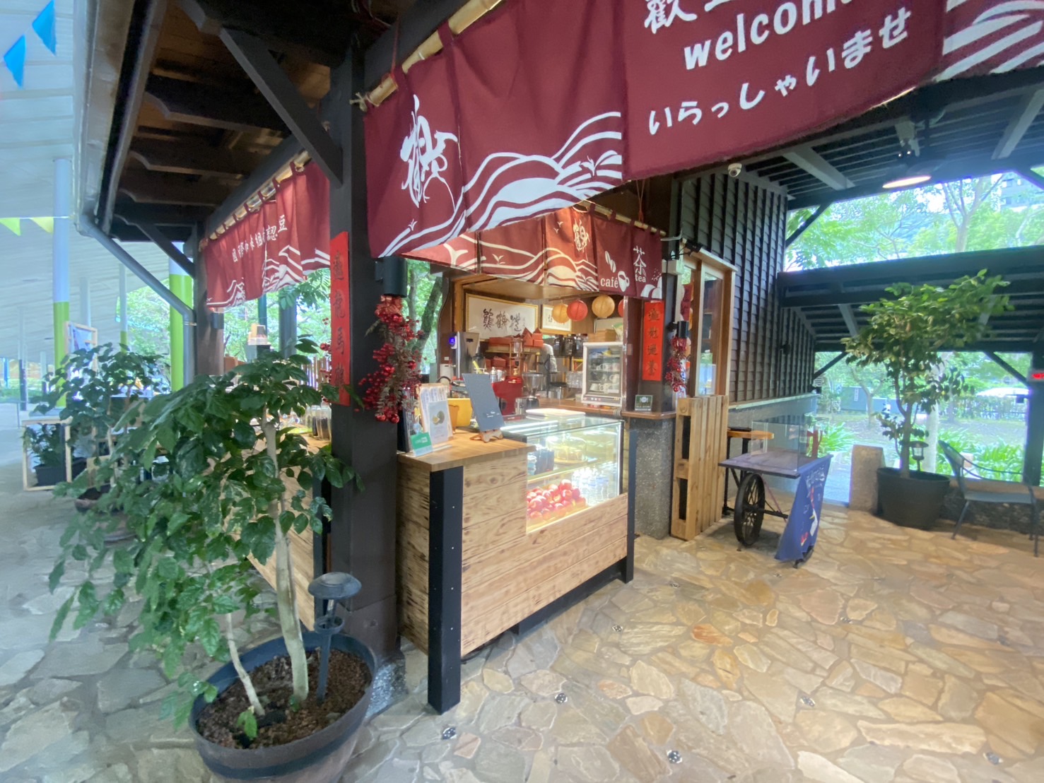 時間到咖啡館-公園裡的咖啡館